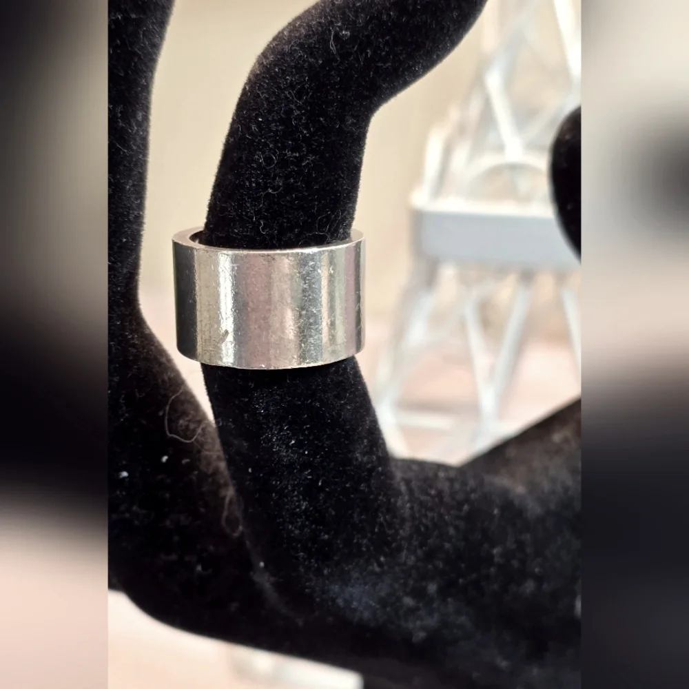 Gucci Silver G Logo Band Ring